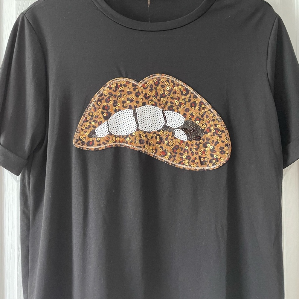 black short sleeve t shirt